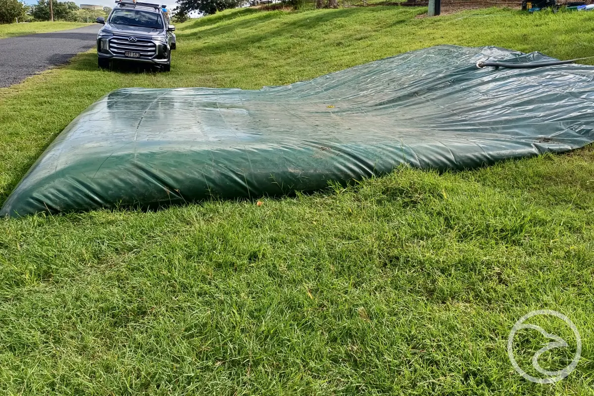 Flexible onion tank adjusting to changing liquid volume
